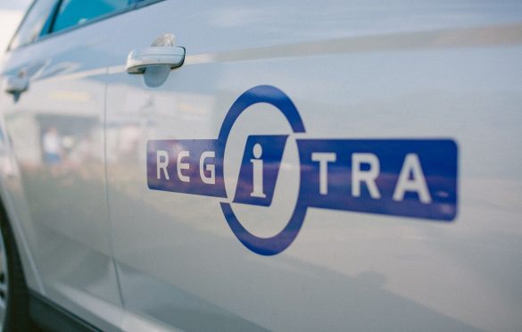 Sidabrinis Regitros automobilis su logotipu.