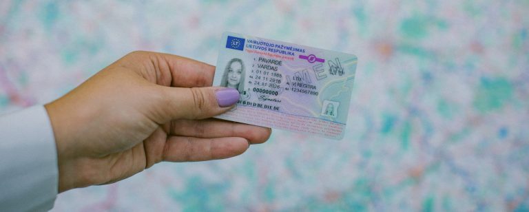 Rankoje laikomas lietuviškas vairuotojo pažymėjimas