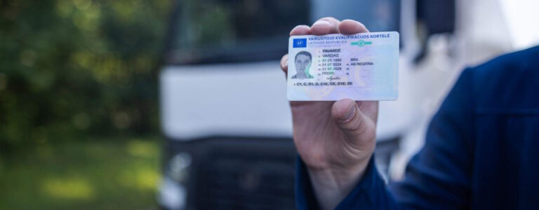 Asmuo laiko Lietuvos vairuotojo kvalifikacijos kortelę