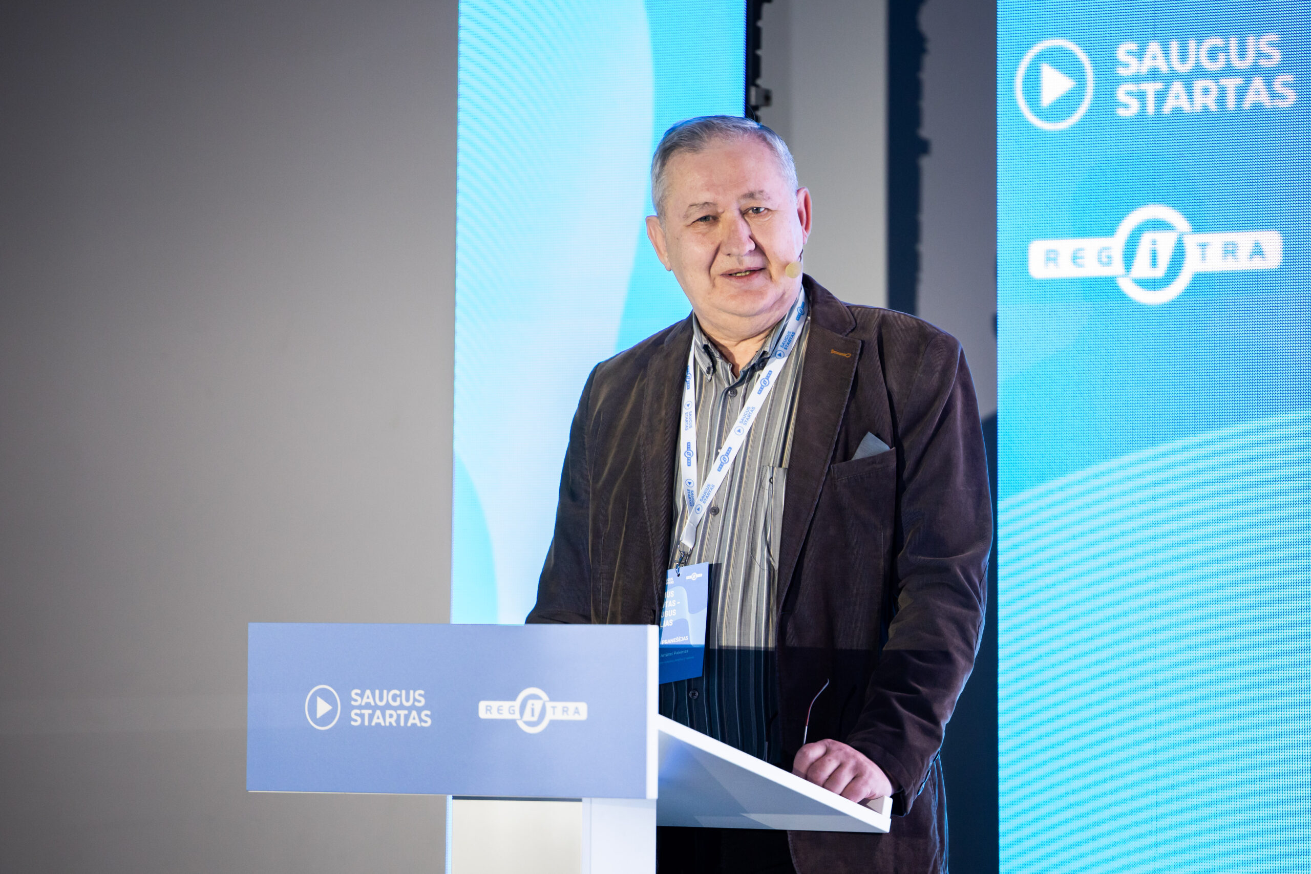 Pranešimą konferencijoje "Saugus startas" skaitantis vyras