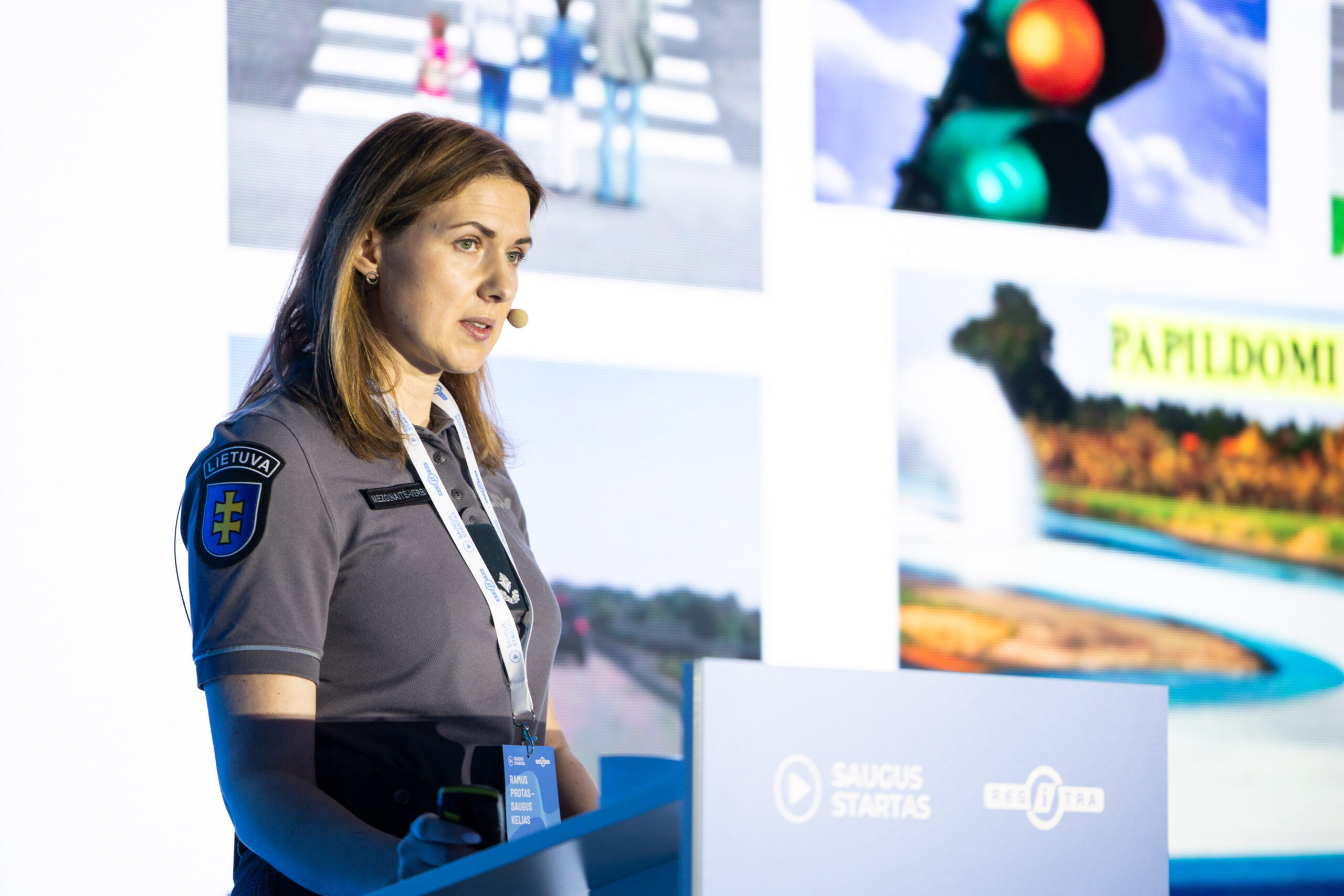 Pranešimą skaitanti policijos pareigūnė su uniforma